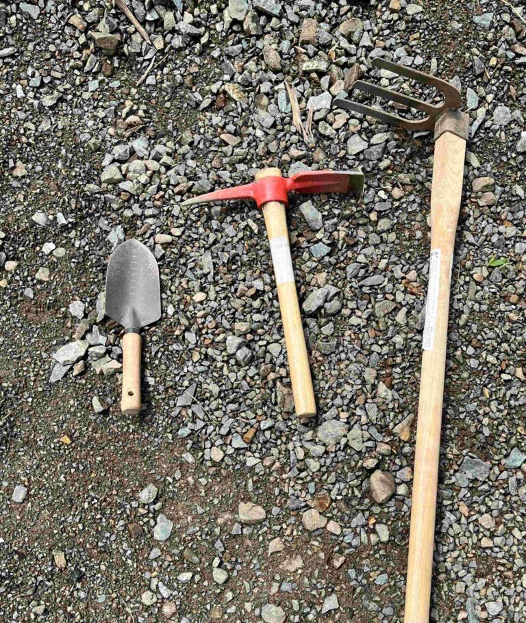 石多数&固い庭の土を掘り家庭菜園をしたい方へ!使用した道具3選と掘り方について紹介|みのるブログ
